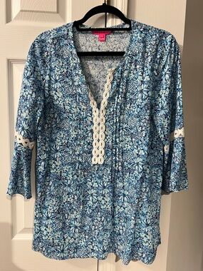 Lilly Pulitzer Blue Floral V-Neck Tunic with White Crochet Trim